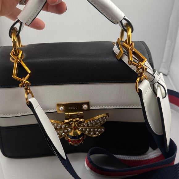 Blue and White Crossbody Bag with Bee Accent blind for love Queen Margeret top - Picture 7 of 16